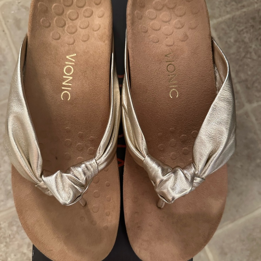 NEW 11M Vionic Champagne Knot-Front Sandals